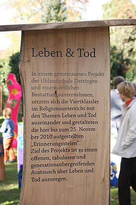 Leben und Tod: Gedenktafel aus Kindersicht